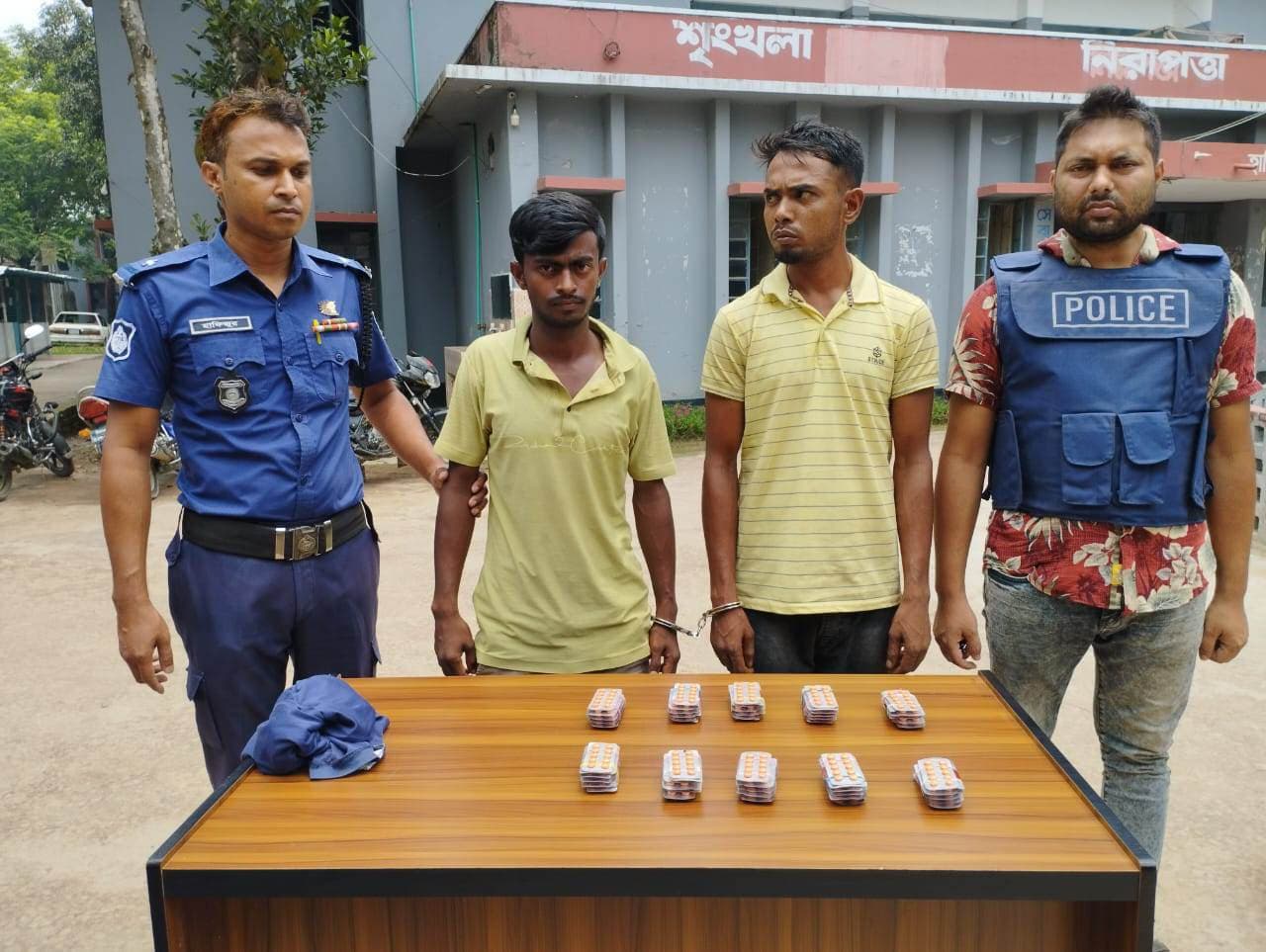 হিলিতে ১০০০ পিচ ট্যাপেন্টাডলসহ ২ জনকে আটক করেছে পুলিশ