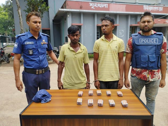 হিলিতে ১০০০ পিচ ট্যাপেন্টাডলসহ ২ জনকে আটক করেছে পুলিশ