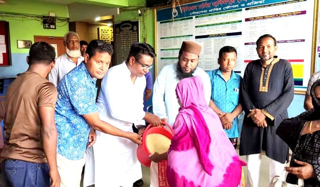 হাকিমপুর পৌরসভায় প্রধানমন্ত্রীর ঈদ উপহারের চাল পেয়ে খুশি ৩০৮১ পরিবার