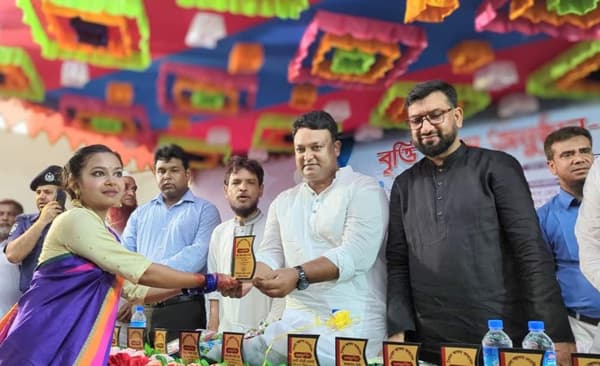 হাকিমপুরে মেধাবৃত্তি প্রদান ও এইচএসসি পরীক্ষার্থীদের বিদায় অনুষ্ঠান