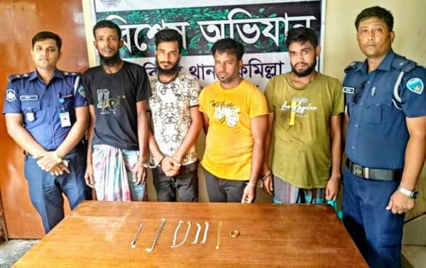 দেবীদ্বারে চোরাই স্বর্ণালংকার সহ গ্রেফতার ৪
