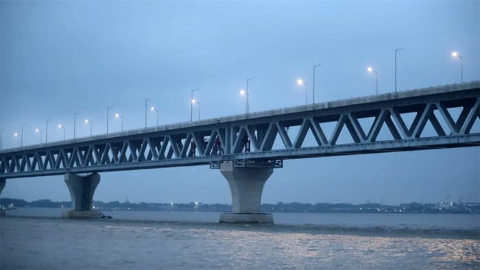 আলোয় ঝলমলে পদ্মায় জ্বলে উঠল ২০৭ বাতি