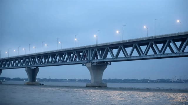 আলোয় ঝলমলে পদ্মায় জ্বলে উঠল ২০৭ বাতি