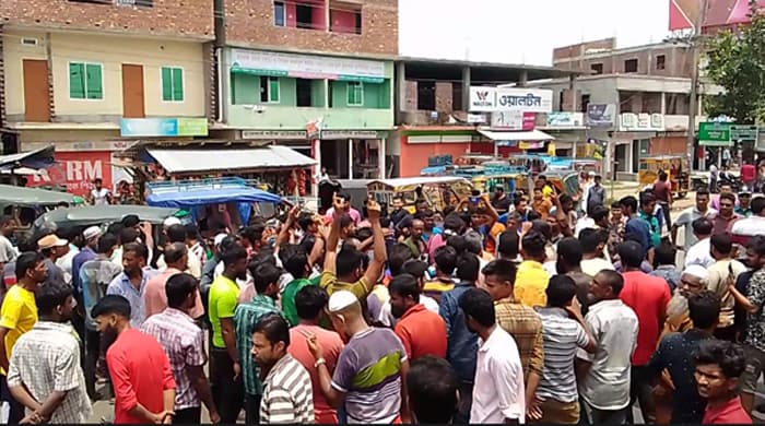 বরিশালে থ্রি হুইলার শ্রমিকদের বিক্ষোভ