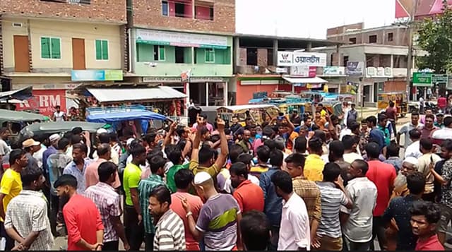 বরিশালে থ্রি হুইলার শ্রমিকদের বিক্ষোভ