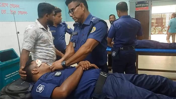 বিএনপি নেতাকর্মীদের হামলা, আহত ৫ পুলিশ