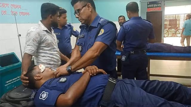 বিএনপি নেতাকর্মীদের হামলা, আহত ৫ পুলিশ
