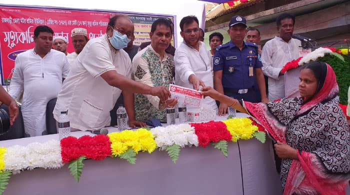 গোয়ালন্দে শ্রমিক পরিবারের মাঝে মৃত্যুকালীন অনুদান প্রদান