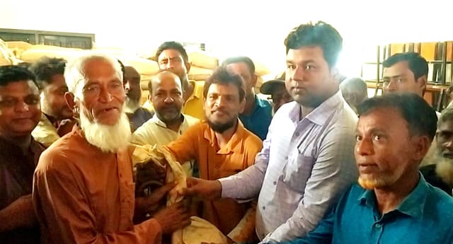 হাকিমপুরের আলিহাট ইউনিয়নে প্রধানমন্ত্রীর ঈদ উপহারের চাল বিতরণ