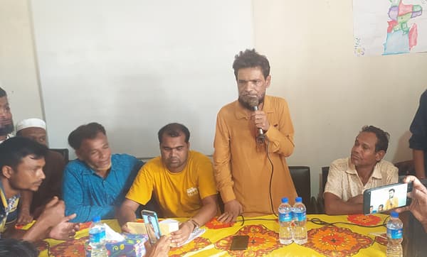 হিলিতে ব্যক্তি উদ্যোগে গরীব দুঃখীর মাঝে অর্থ সহায়তা প্রদান