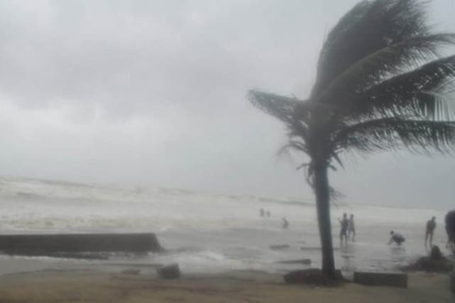 রাতে ৭ জেলায় ঝড়ের পূর্বাভাস, সারাদেশে বজ্রসহ বৃষ্টির সম্ভাবনা