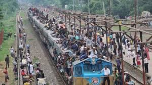 জায়গা না পেয়ে ট্রেনের দরজায় ঝুলে রাজধানী ছাড়ছে মানুষ