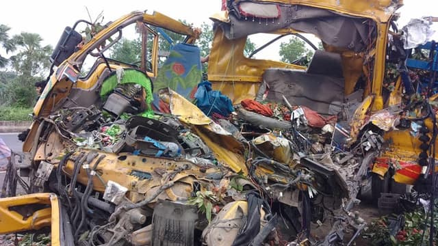 কাভার্ডভ্যানের পেছনে লিচুবাহী ট্রাকের ধাক্কা, দুইজনের প্রাণহানি