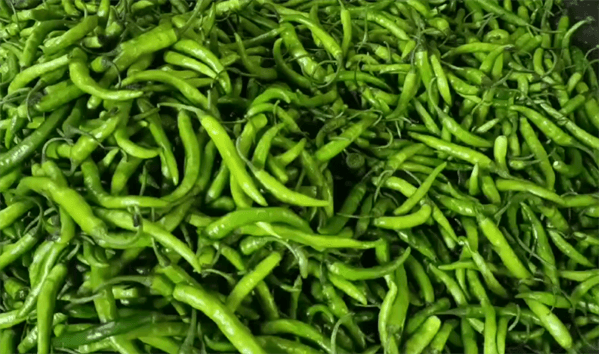হিলিতে দাম বেড়েছে আদা ও কাঁচা মরিচের