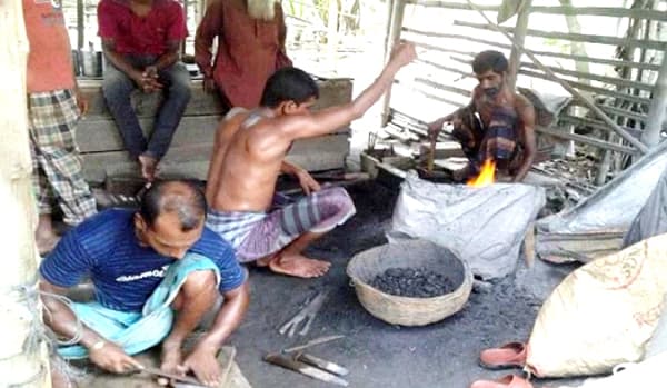 শেষ মহূর্তে ব্যস্ত হিলির কামাররা, কয়লা সংকট!