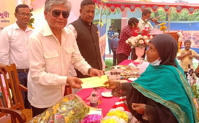 লালপুরে প্রধানমন্ত্রীর অনুদান প্রদান ও সংবর্ধনা অনুষ্ঠান