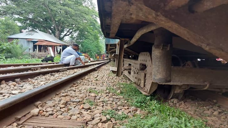 গাজীপুরে বগি লাইনচ্যুত, ঢাকা-ময়মনসিংহ রুটে ট্রেন চলাচল বন্ধ