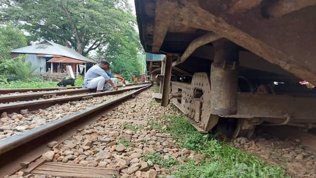 গাজীপুরে বগি লাইনচ্যুত, ঢাকা-ময়মনসিংহ রুটে ট্রেন চলাচল বন্ধ