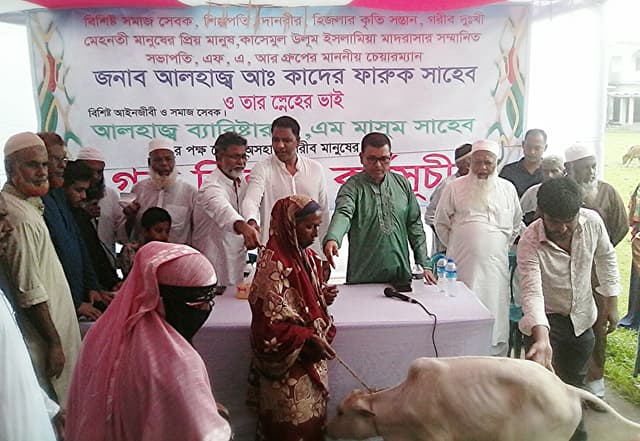 হিজলায় অসহায়দের মাঝে শিল্পপতি কাদের ফারুকের অর্ধশত গরু বিতরণ