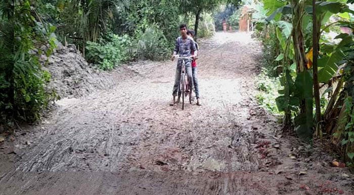 আত্রাইয়ে পাকা রাস্তাগুলো মরণ ফাঁদে পরিণত