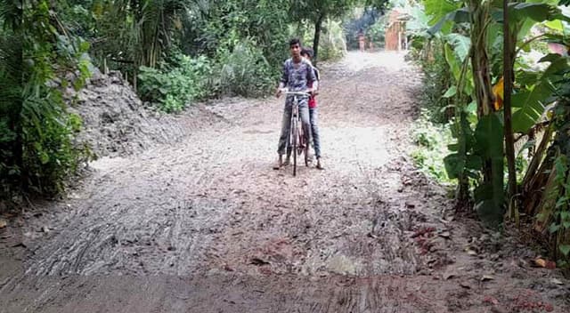 আত্রাইয়ে পাকা রাস্তাগুলো মরণ ফাঁদে পরিণত