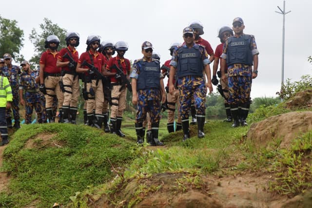 টেকনাফে ড্রোনের সহায়তায় গুহা থেকে আগ্নেয়াস্ত্র উদ্ধার