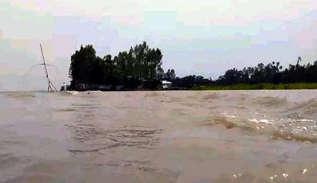 বিপৎসীমার উপরে ব্রহ্মপুত্রের পানি