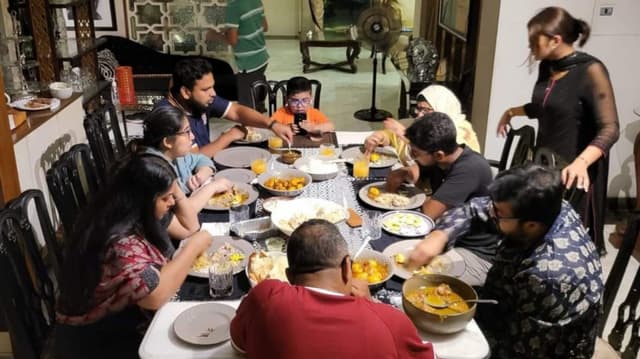 অবশেষে এক টেবিলে ভাত খাচ্ছেন তারা