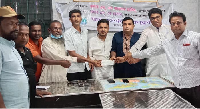 আশাশুনি প্রেসক্লাবে জেলা পরিষদের সহায়তা চেক প্রদান
