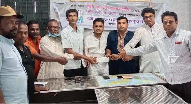 আশাশুনি প্রেসক্লাবে জেলা পরিষদের সহায়তা চেক প্রদান