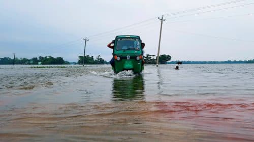 বন্যায় ভাসছে সিলেট, বানভাসিদের আশ্রয় মসজিদে