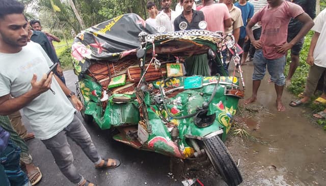 নোয়াখালীতে বাস-সিএনজির মুখোমুখি সংঘর্ষে চালক নিহত