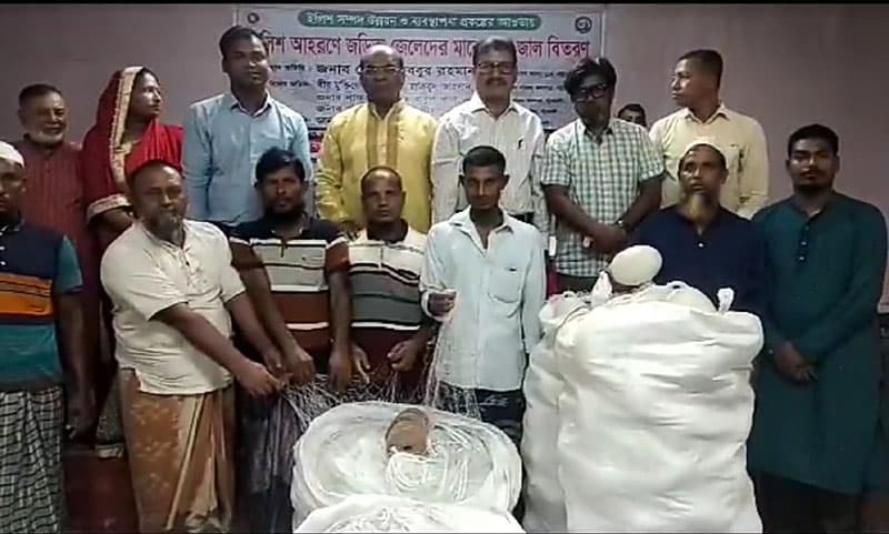 কলাপাড়ায় ৭৮ জেলের মাঝে বৈধ জাল বিতরণ