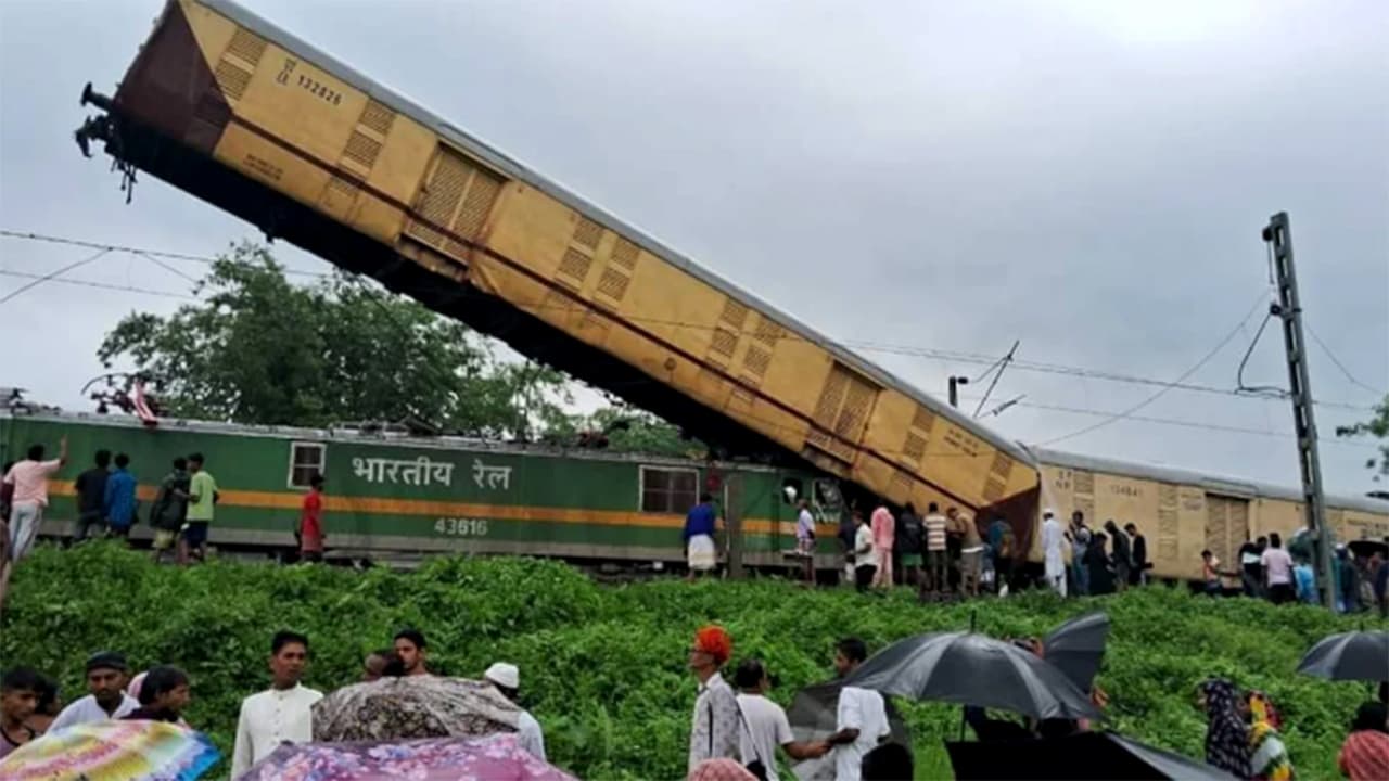 দার্জিলিংয়ে ট্রেনের সংঘর্ষে নিহত বেড়ে ৮