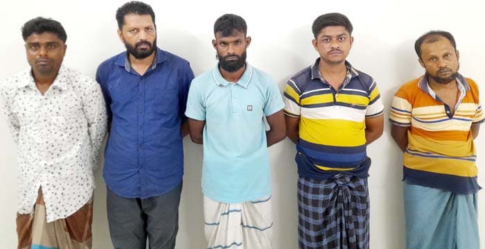 বরিশালে ডিবি পুলিশ পরিচয়ে ছিনতাই ॥ গ্রেফতার ৫