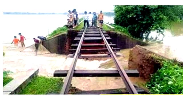 নেত্রকোনায় বন্যা পরিস্থিতির অবনতি: ধ্বসে পড়েছে রেলওয়ে