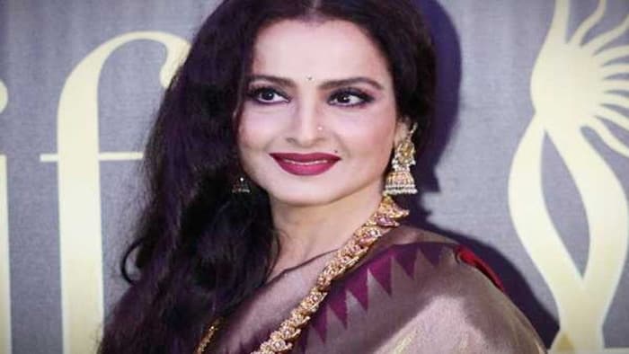 ইশারায় এখনও ঘায়েল হয় পুরুষ