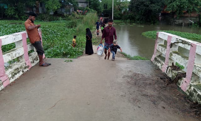 সংযোগ সড়কবিহীন ব্রিজে জনভোগান্তি !