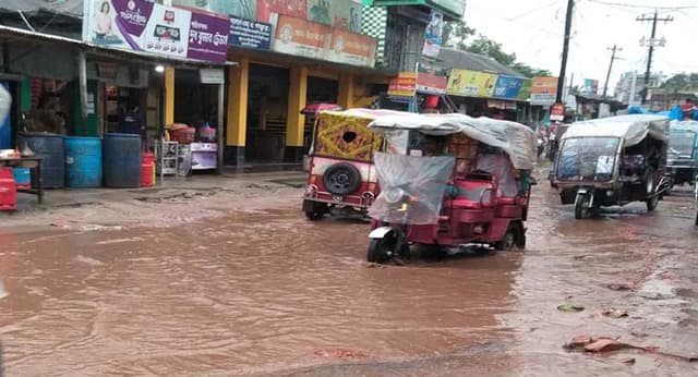 ভূরুঙ্গামারীতে সড়কে গর্ত ও খানাখন্দে পথচারীদের দূর্ভোগ
