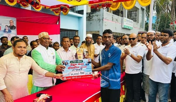 কলাপাড়ায় ঈদের আনন্দে উম্মুক্ত সাঁতার প্রতিযোগিতা