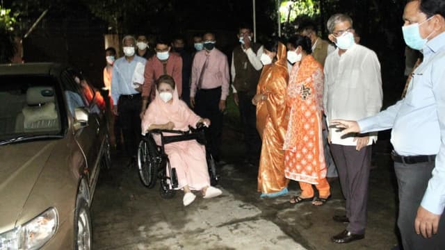 অবশেষে হাসপাতাল থেকে বাসায় ফিরলেন খালেদা জিয়া