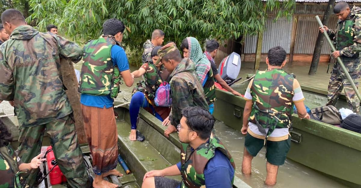 ১০ ঘণ্টা পর সেনাবাহিনীর সহায়তায় উদ্ধার ঢাবি শিক্ষার্থীরা