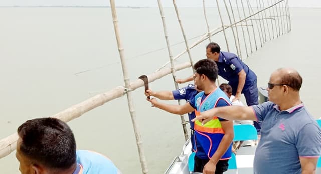 পদ্মায় অবৈধ বাঁশের বাঁধ ও জাল অপসারণে অভিযান