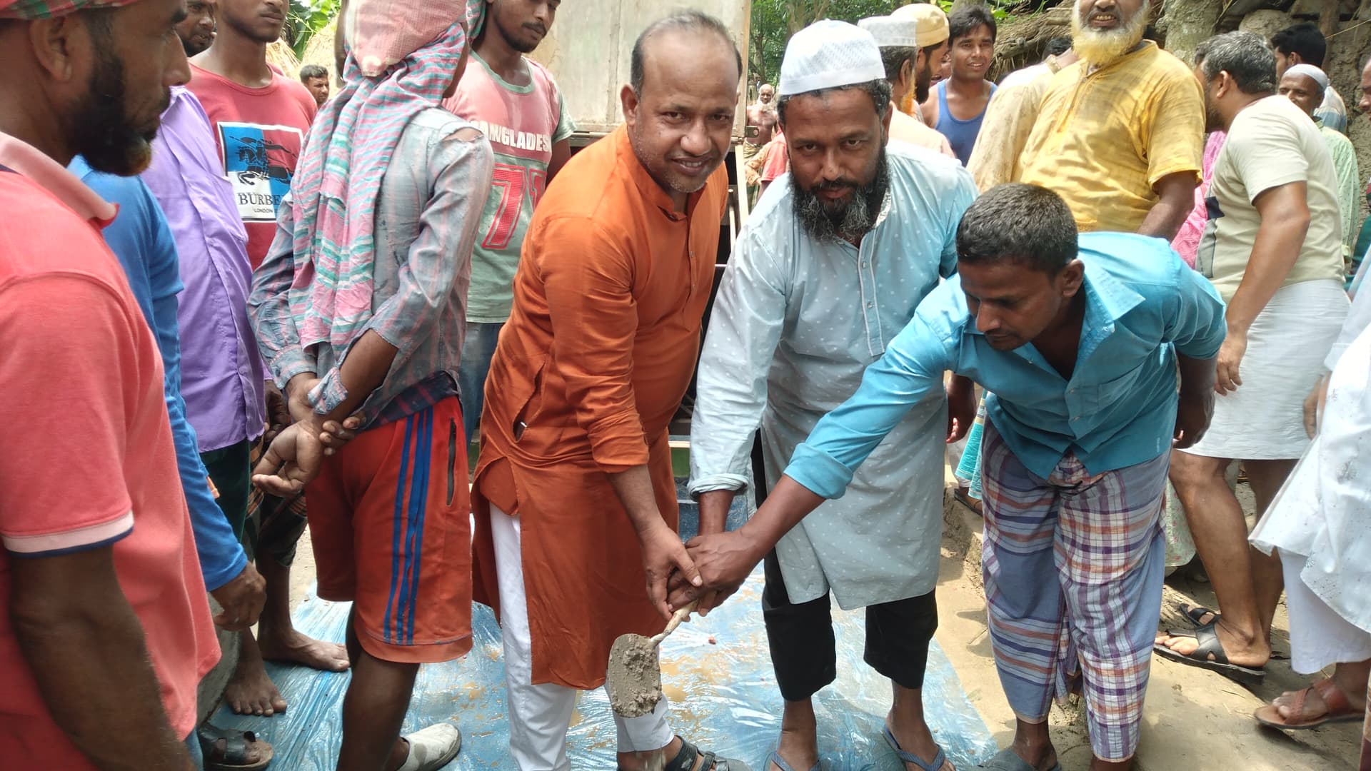 হাকিমপুরে রাস্তা ঢালায়ের শুভ উদ্বোধন