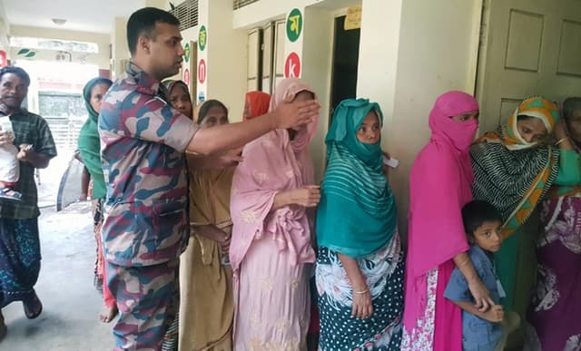 বন্যার্তদের জন্য বিজিবি মেডিক্যাল ক্যাম্প