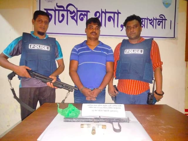 সেপটিক ট্যাংকে মিলল পাইপগান-কার্তুজ, গ্রেফতার ১