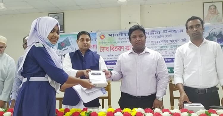 বিনামূল্যে দুই লাখ ট্যাব পাচ্ছে মেধাবী শিক্ষার্থীরা