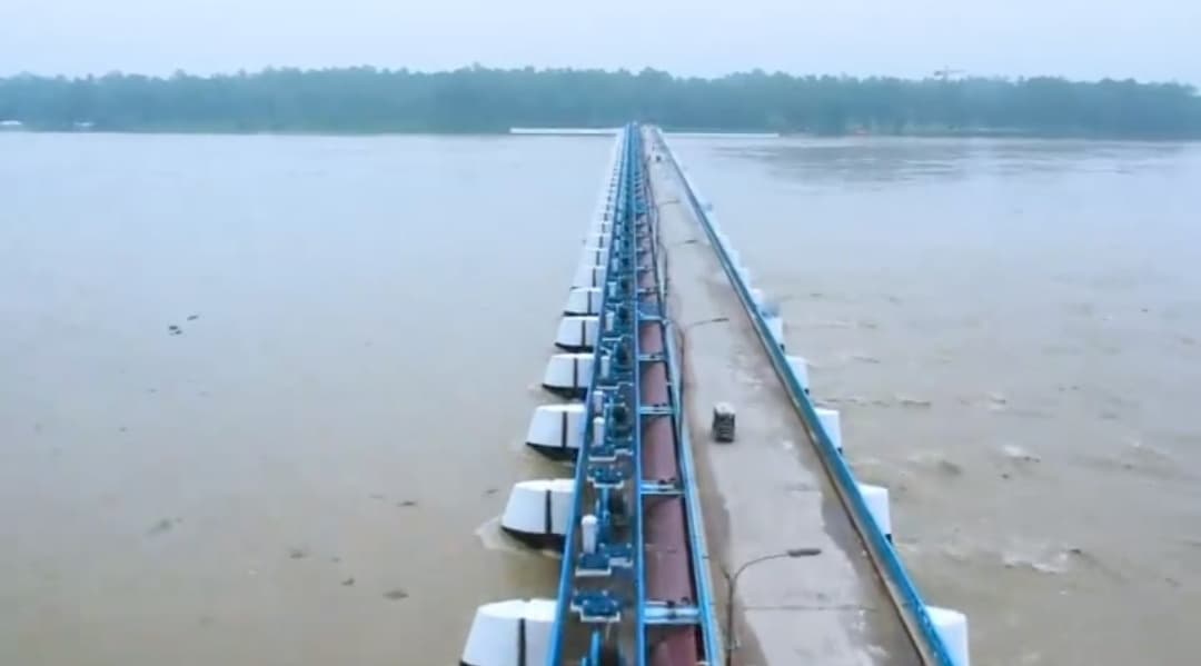 লালমনিরহাটে তিস্তা নদীর পানি ৫ সে: মি: উপর দিয়ে প্রবাহিত