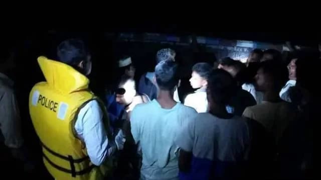 রাতে তিস্তায় নৌকাডুবি: উদ্ধার ১৮, নিখোঁজ ৮