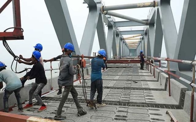 পদ্মা সেতুতে রেলপথের স্ল্যাব বসানো শেষ